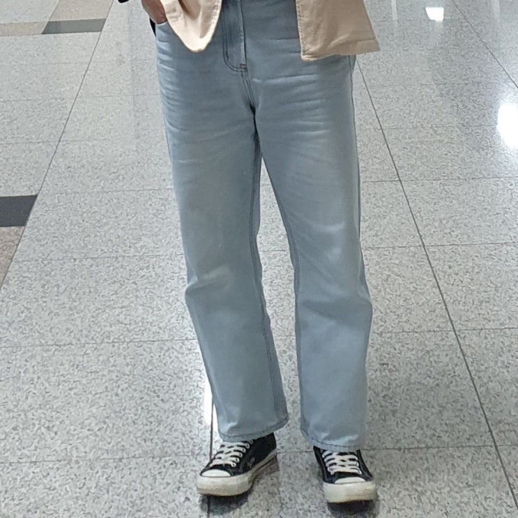 남자 옷 코디 : 연청 와이드 청바지 검은색 컨버스 스니커즈 남자 옷 코디 : 연청 와이드 청바지 검은색 컨버스 스니커즈