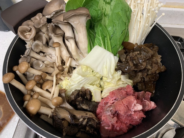 따끈한 국물이 생각나던 날 " 내식탁을부탁해 " 소고기버섯전골 밀키트로 차려본 저녁! 따끈한 국물이 생각나던 날 " 내식탁을부탁해 " 소고기버섯전골 밀키트로 차려본 저녁!