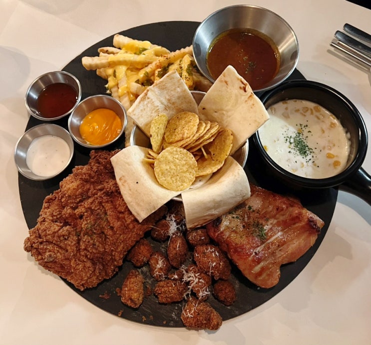 혜자 양으로 유명하고 난에 싸 먹는 치킨올플레터 홍대 맛집 치킨앤카레군 혜자 양으로 유명하고 난에 싸 먹는 치킨올플레터 홍대 맛집 치킨앤카레군