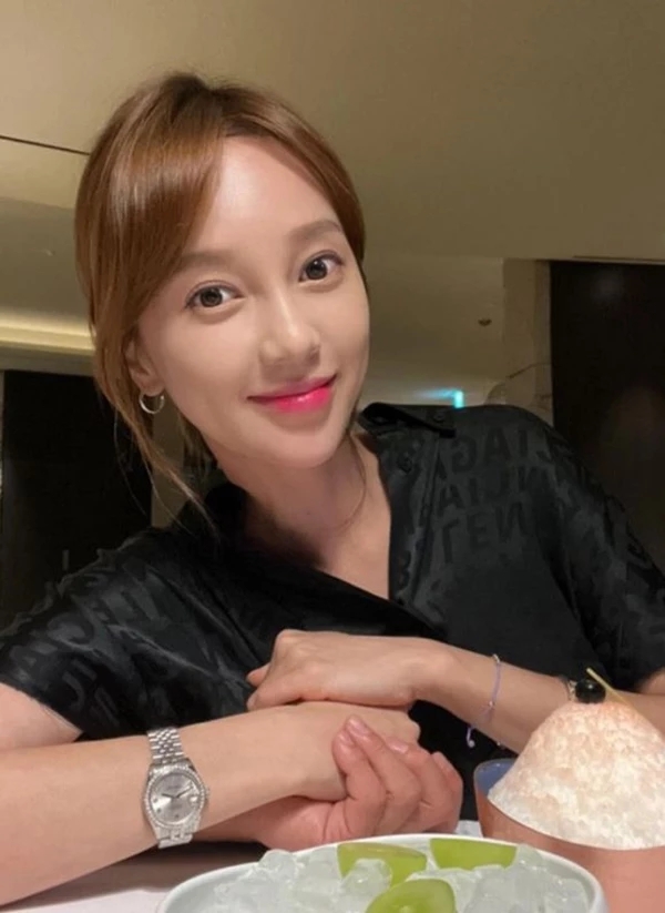 2주 뒤 결혼하는 걸그룹 슈가 출신 아유미, 2살 연상의 남자친구에게 받은 로맨틱한 프러포즈 공개 2주 뒤 결혼하는 걸그룹 슈가 출신 아유미, 2살 연상의 남자친구에게 받은 로맨틱한 프러포즈 공개