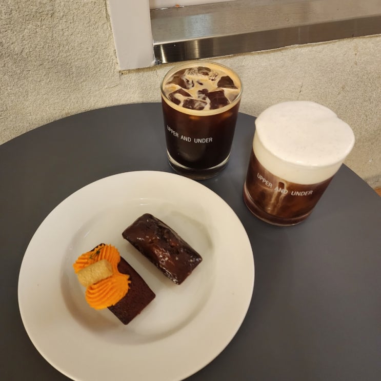  [강남역 카페] 신논현역 예쁜 테라스 카페 '어퍼앤언더' 디저트 맛집