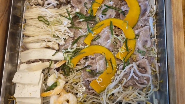  온 가족 외식용으로 좋은 편백찜(도토리 편백집)-내돈 내산