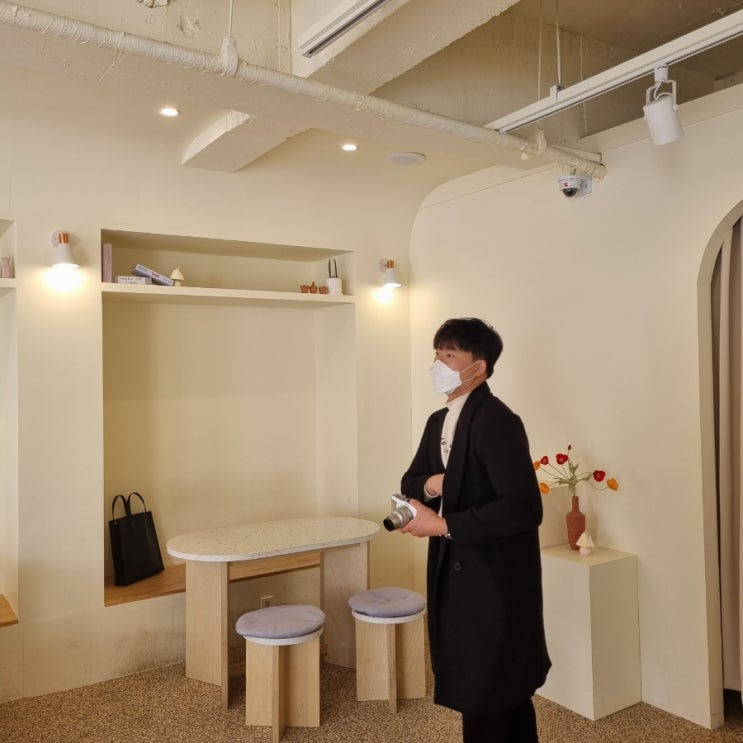 남자 옷 코디 : 검은색 코트 아이보리 목폴라 니트 남자 옷 코디 : 검은색 코트 아이보리 목폴라 니트