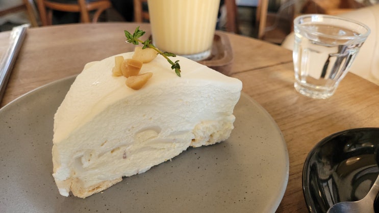  치앙마이 카페 반피엠숙 코코넛 파이 먹을수있는 The barn eatery