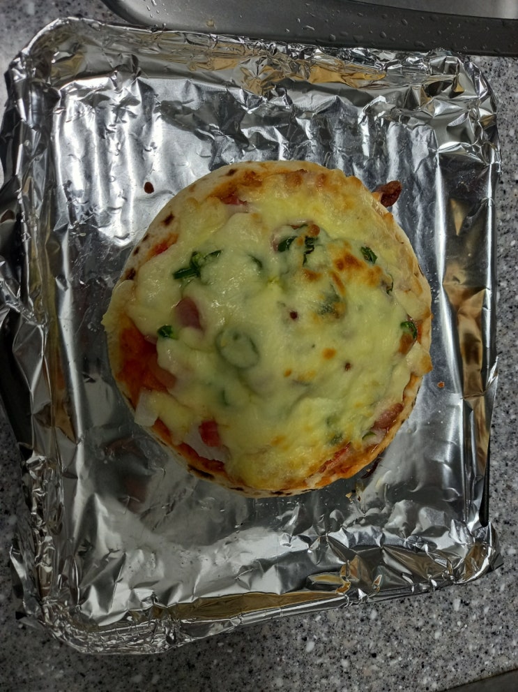  맛있는 내맘대로  청량고추 잔뜩 피자. 느끼한것이 싫은나는 맛있다.