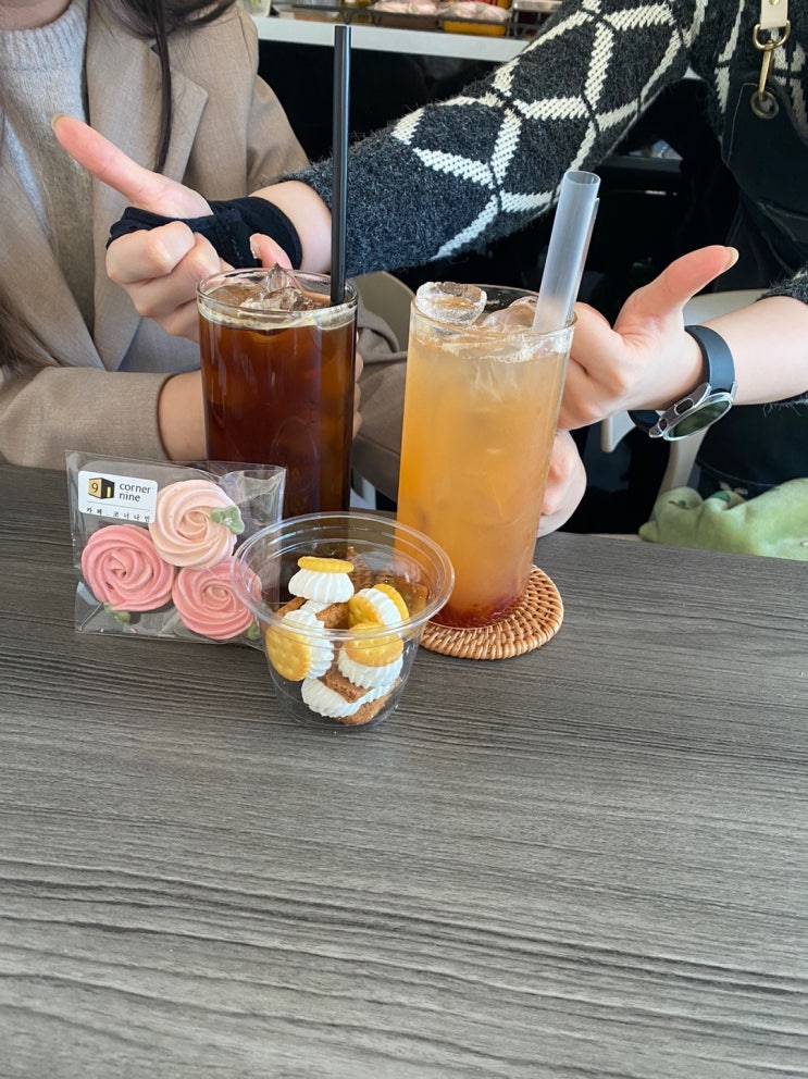  10/18 (2) 웃음이 끊이질 않고, 음료와 디저트에 손이 계속 가는 곳. / 카페 코너 나인:) 군산 수제 디저트, 군산 수제 음료