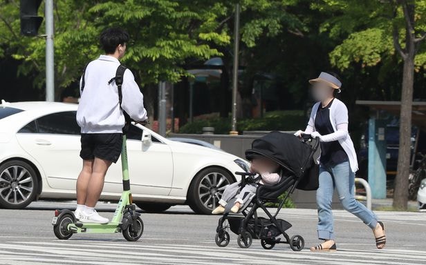 전동킥보드 사고 증가하는데… 2년째 국회 문턱 못 넘는 ‘보험 가입 의무화’