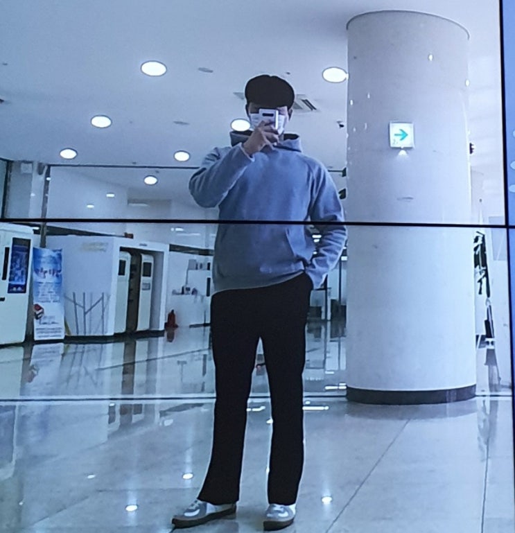 독일군 스니커즈 검은색 와이드 슬랙스에 회색 후드티 입은 후기 독일군 스니커즈 검은색 와이드 슬랙스에 회색 후드티 입은 후기