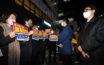 '김용 체포·당사 압색'…<b>국민의힘</b>, '<b>이재명 사법</b>리스크' 십자포화