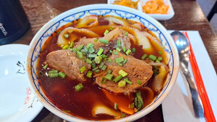 명동 꽁시면관에서 정통 우육 도삭면으로 런치타임! 명동 꽁시면관에서 정통 우육 도삭면으로 런치타임!