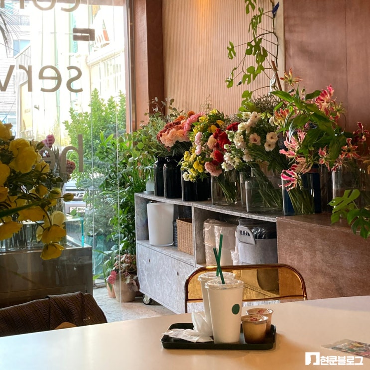 압구정로데오 플라워카페 - 임시정원 / 꽃향기 가득한 감성 공간에서 즐기는 커피와 와인