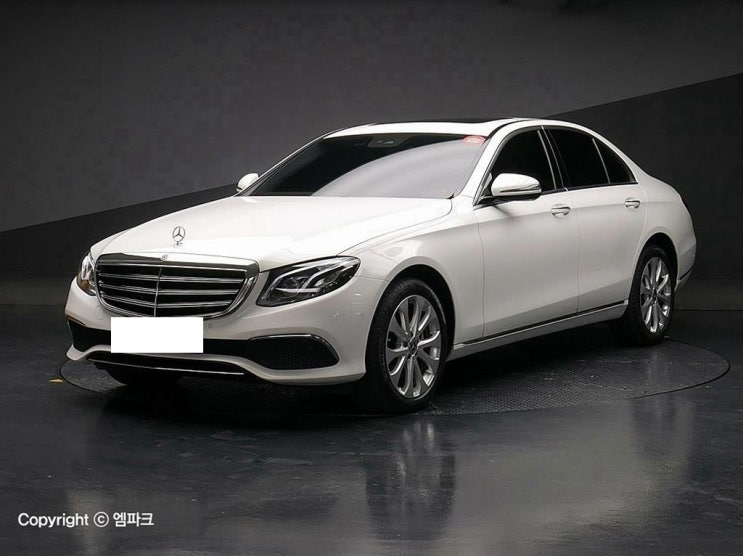  벤츠 E220d 중고 눈빗길 걱정 없습니다