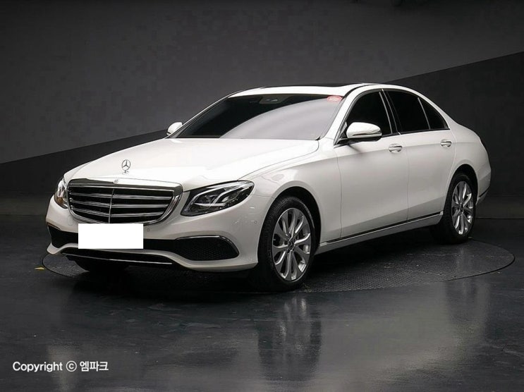 벤츠 E220d 중고 눈빗길 걱정 없습니다