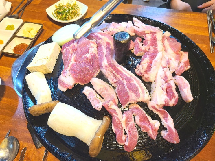 [대전 서구] 월평동 맛집 왕솥뚜껑 그래!고기야 - 생삼겹살, 오겹살, 고기 모둠 스페셜 생고기 맛집