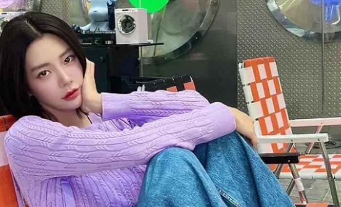 '중단발'로 변신한 클라라, 또렷한 이목구비 색다른 매력 발산...갑자기 터진 입꼬리 성형 수술 의혹 '중단발'로 변신한 클라라, 또렷한 이목구비 색다른 매력 발산...갑자기 터진 입꼬리 성형 수술 의혹