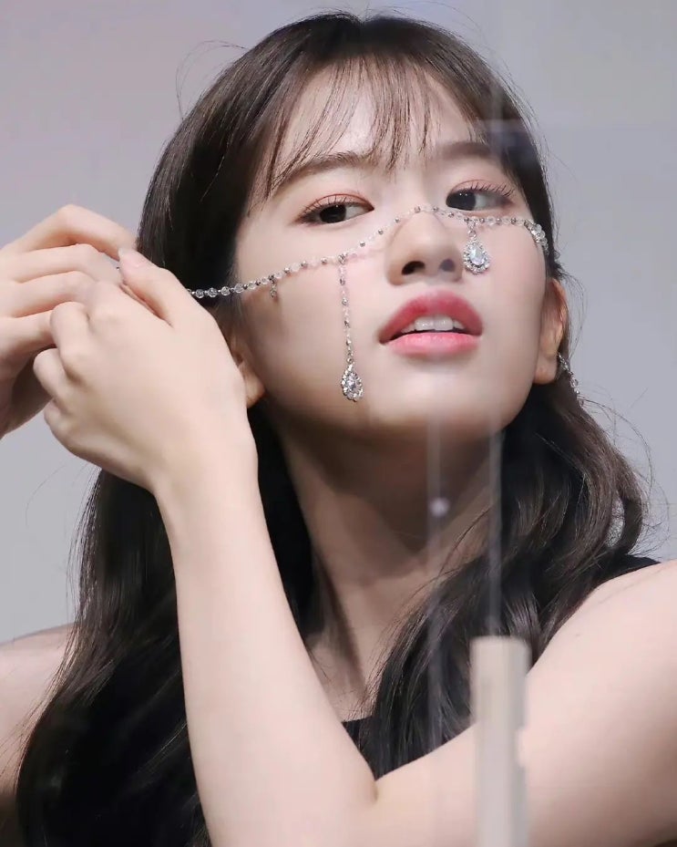 '예능 대세' 4세대 아이돌 아이브 멤버 안유진, 보석보다 더 화려한 비주얼 '화보 장인'...시선 압도하는 치명적 눈빛 '예능 대세' 4세대 아이돌 아이브 멤버 안유진, 보석보다 더 화려한 비주얼 '화보 장인'...시선 압도하는 치명적 눈빛