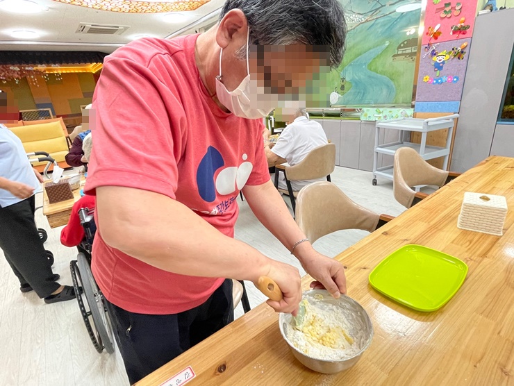  김해주간보호센터, 장유주간보호센터 국내최고의 프리미엄 온유한주간보호센터 인지활동 - 머핀 만들기