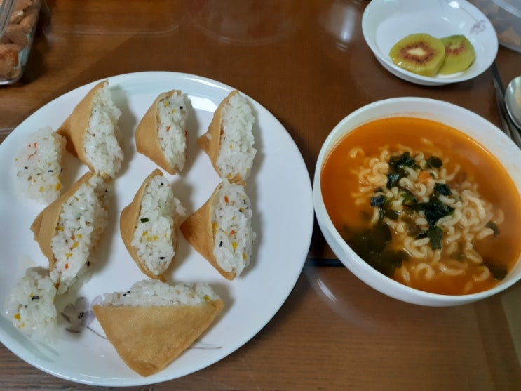  유부초밥과 반찬