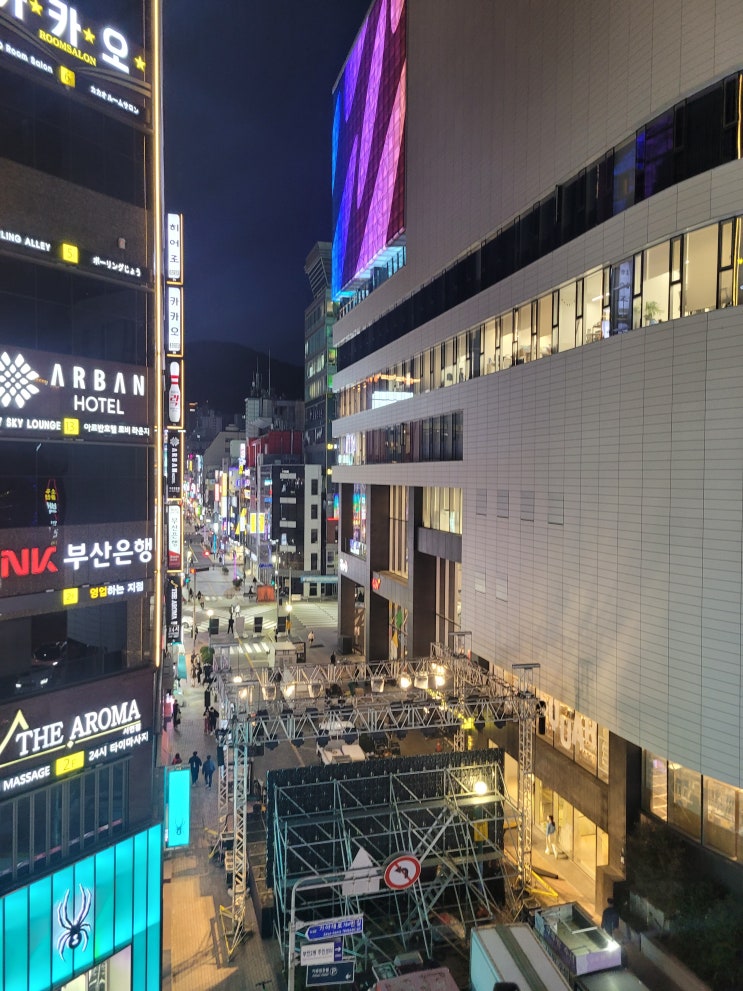  부산의 중심지 서면에 있는 고시원(텔) e-레지던스 앞 KT&G상상마당과 아르반호텔 사이의 밤거리가 좋다. 특히 마지막주 주말의 길거리 행사가!