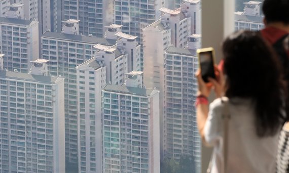 "집값 더 떨어진다" 금리인상 역풍…전세계는 지금 '부동산 빙하기' "집값 더 떨어진다" 금리인상 역풍…전세계는 지금 '부동산 빙하기'