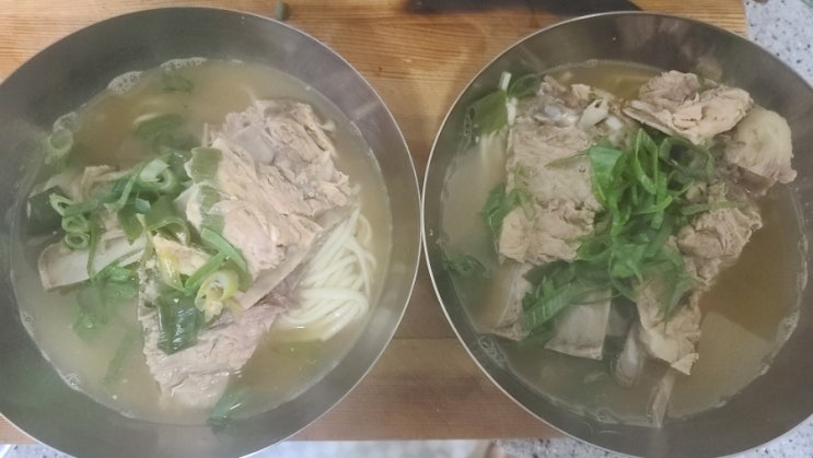  돼지등뼈 맑은탕과 뼈 칼국수