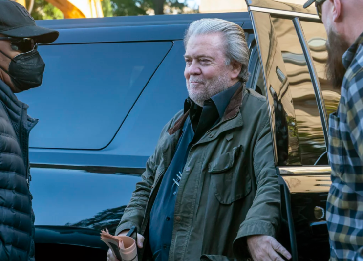 Steve Bannon은 1월 6일 하원을 놀린 혐의로 4개월 징역형을 선고받았습니다. Steve Bannon은 1월 6일 하원을 놀린 혐의로 4개월 징역형을 선고받았습니다.
