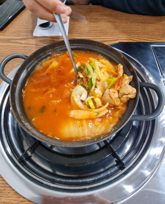  24시누름돌김치찌개돈까스 (생고기김치찌개/수제돈까스)