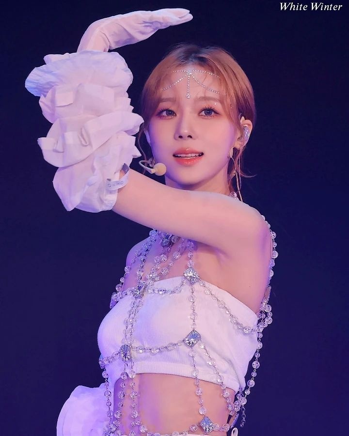 '4세대 대표 주자' 걸그룹 에스파 멤버 윈터, 빠져나올 수 없는 반전 매력 아이돌 1위...나이 키 몸매 프로필 공개 '4세대 대표 주자' 걸그룹 에스파 멤버 윈터, 빠져나올 수 없는 반전 매력 아이돌 1위...나이 키 몸매 프로필 공개