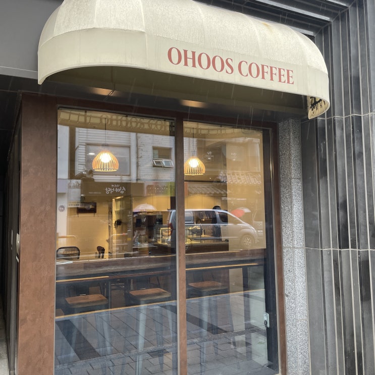 [방배 카페] 오후스 카페 (OHOOS COFFEE) | 방배 카페 골목 라떼비엔나 / 커피 맛집 / 방배 카페 / 바스크 치즈 케이크 / 방배동 맛집, 카페 추천 / 분위기 좋은
