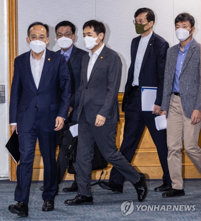 정부, 자금시장 불안에 '50조원+α' 유동성 공급 프로그램 가동 정부, 자금시장 불안에 '50조원+α' 유동성 공급 프로그램 가동