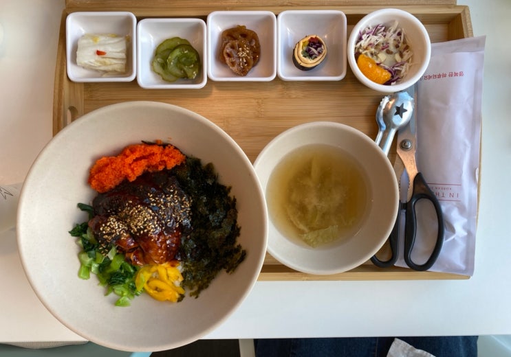  서빙 로봇 덕선이가 갖다주는 한상차림 울산한정식 맛집 '인더썬'