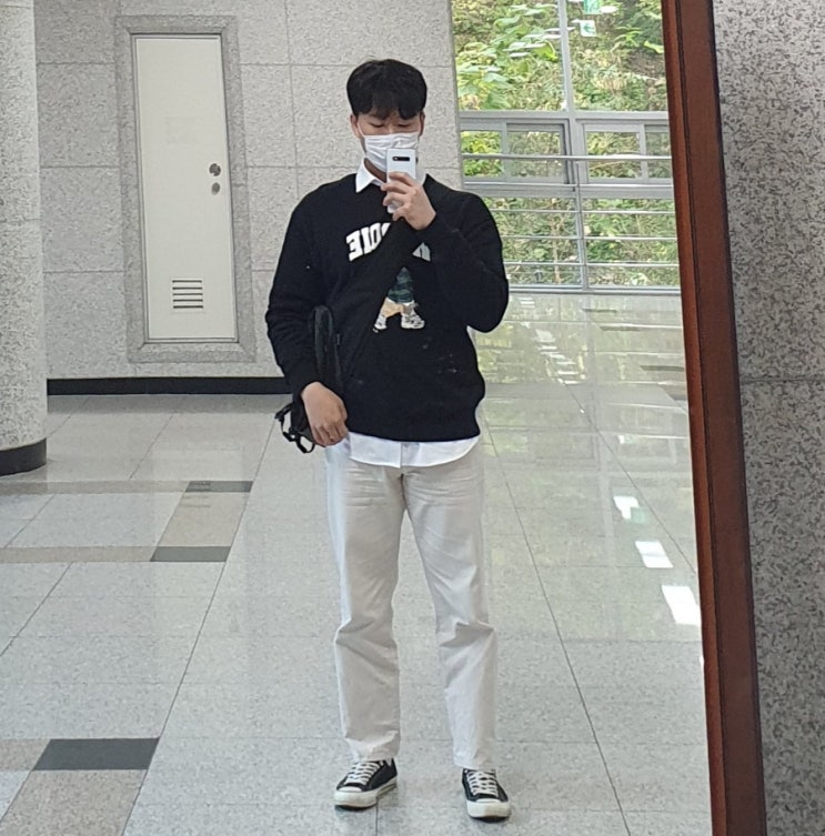 검은색 곰돌이 맨투맨 흰색 셔츠 레이어드 베이지 팬츠 후기 검은색 곰돌이 맨투맨 흰색 셔츠 레이어드 베이지 팬츠 후기