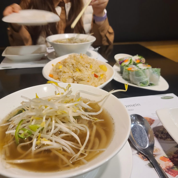  런치세트로 쌀국수, 볶음밥, 스트랩롤 등 베트남음식 다양한 메뉴를 즐길 수 있는 포메인 수원권선점