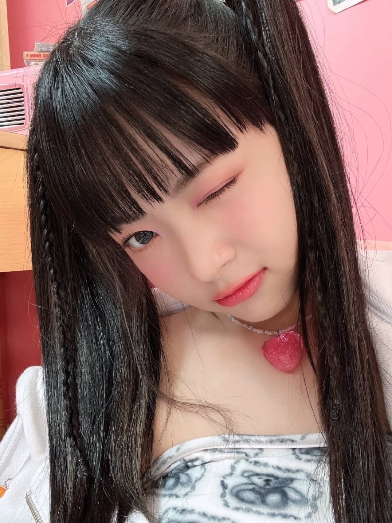 LE SSERAFIM Eunchae (Hong Eunchae) Bangs: Photos, GIFs, and Selfie Compilation