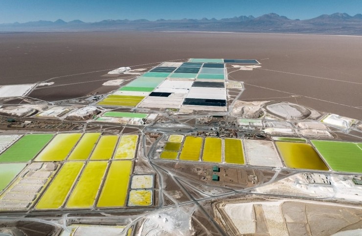 칠레 아타카마 사막의 리튬 수확 광산 VIDEO: A Rich Harvest in the Desert : Mining lithium