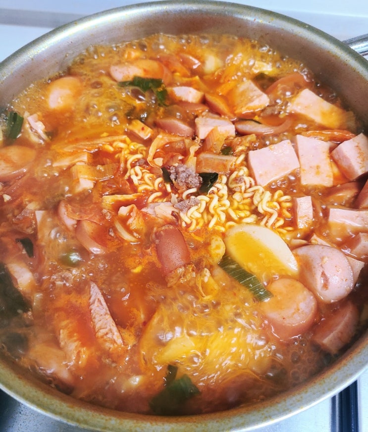 부대찌개 밀키트 더큰 햄가득 부대전골 온가족이 푸짐하게 즐겨요!! 부대찌개 밀키트 더큰 햄가득 부대전골 온가족이 푸짐하게 즐겨요!!