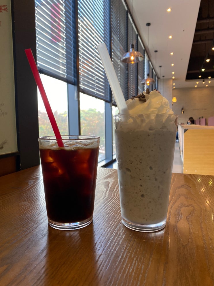  10/22 (1) 군산 카페 추천:) 수송동 할리스 / 집중하기 좋음.