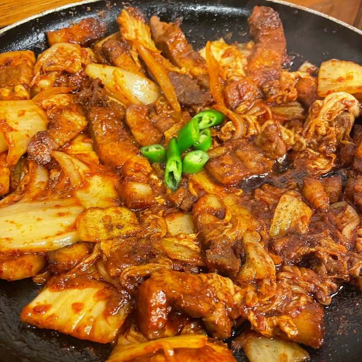  대전 괴정동 [정통집] 구워서 나오는 고기 돼지김치구이 맛집