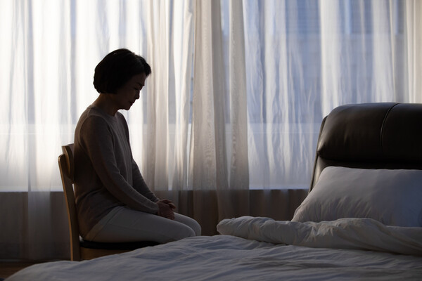 집에서 혼자 죽는 건 불행한 죽음일까? '재택사'가 마냥 외롭고 쓸쓸하지만은 않은 이유 집에서 혼자 죽는 건 불행한 죽음일까? '재택사'가 마냥 외롭고 쓸쓸하지만은 않은 이유