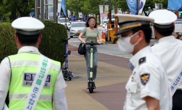 2년째 발목 잡힌 전동킥보드 보험… 지자체가 직접 나선다 2년째 발목 잡힌 전동킥보드 보험… 지자체가 직접 나선다