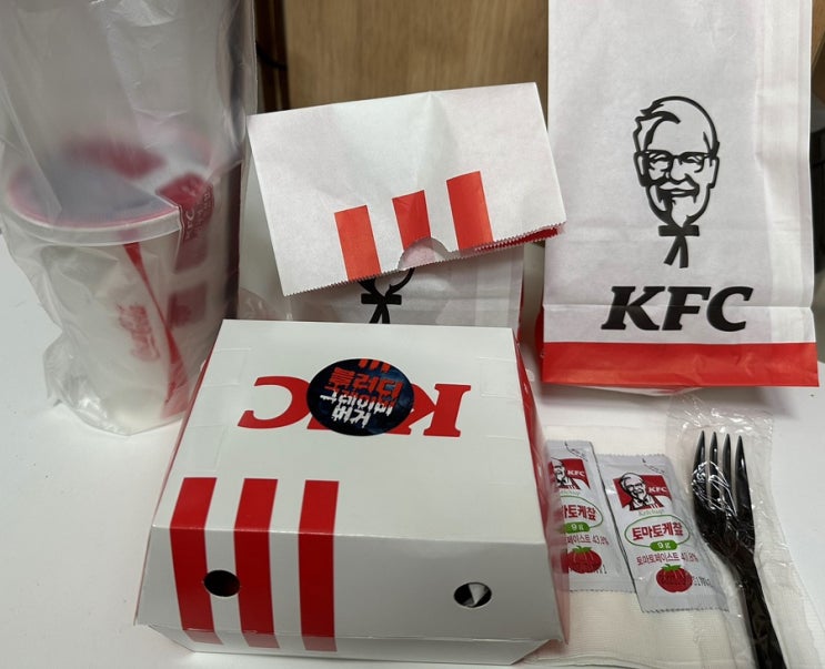 [리뷰]할로윈에만 등장하는 10월 한정 KFC ‘블러디그레이비버거’