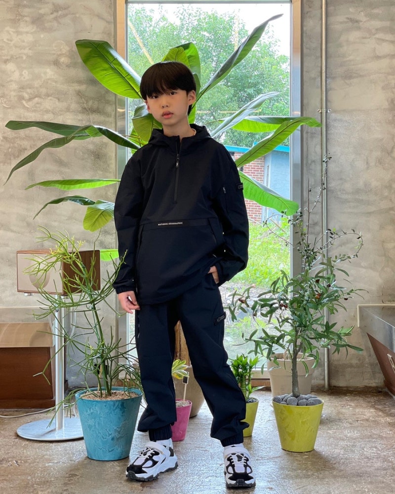명불허전 내셔널 지오그래픽 키즈 에센셜 베이직 아노락 점퍼와 우븐팬츠 시크함을 더하다.