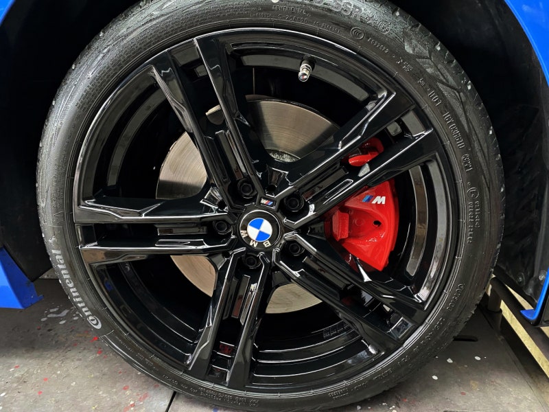 BMW 120i 704M 블랙유광 휠도색 + 레드 캘리퍼 도색 : 네이버 블로그