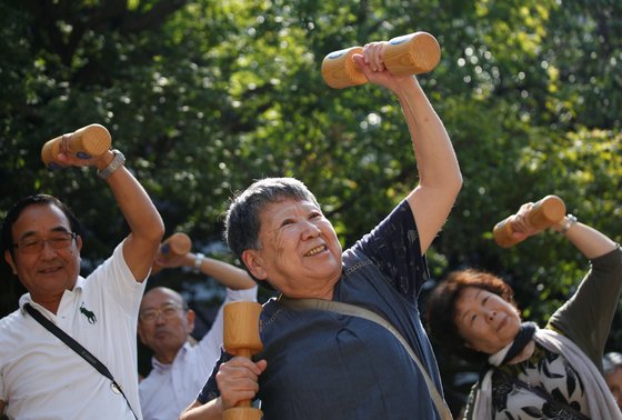 "국민연금 5년 더 내라, 65세까지" 저출산 日 연금개혁 칼 뺐다 "국민연금 5년 더 내라, 65세까지" 저출산 日 연금개혁 칼 뺐다