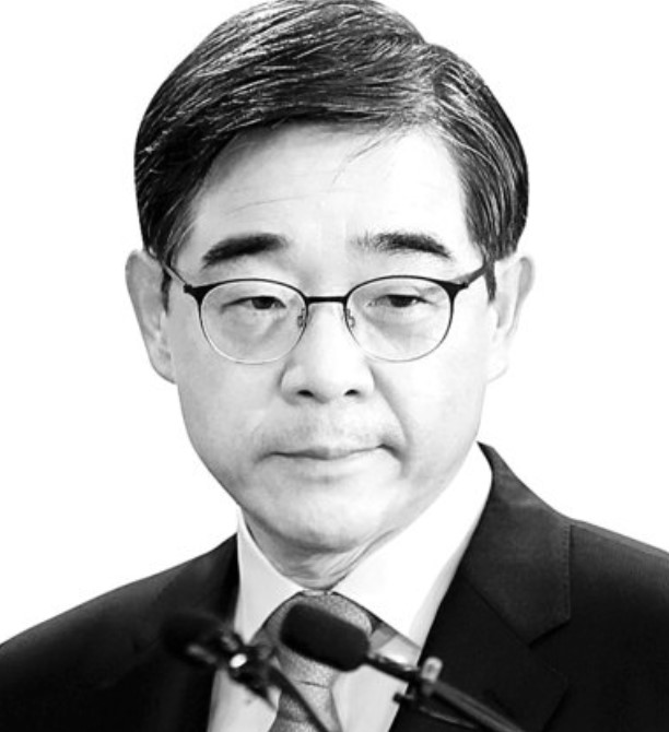 '재판거래 의혹' <b>권순일</b>, <b>변호사</b> 등록 신청...<b>변협</b> "자진 철회하라"