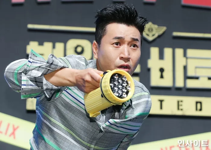 '열애설' DJ DOC 이하늘, 여자 친구 또 공개...20대 초반 5년간 만나줘서 고맙다며 '집 한채' 선물 '열애설' DJ DOC 이하늘, 여자 친구 또 공개...20대 초반 5년간 만나줘서 고맙다며 '집 한채' 선물