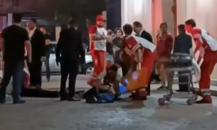 결혼식 후 몇 분 만에 신부 앞에서 신랑이 치명상을 입었습니다 결혼식 후 몇 분 만에 신부 앞에서 신랑이 치명상을 입었습니다