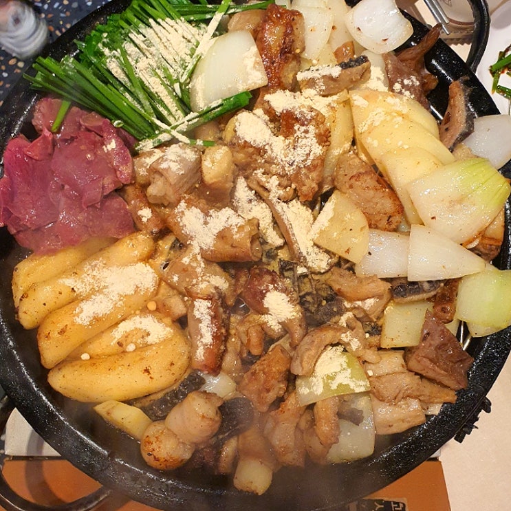  곱창안에 마늘이 들어가 있어여!! 육회도 맛있는 '서울 신도림 <우월소곱창>'
