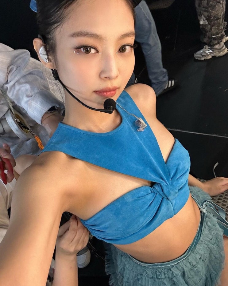 '섹시 팅커벨' 블랙핑크 제니, 손바닥만 한 파격적인 의상 착용으로 아찔한 노출 선보여 "상체 겨우 가렸다" '섹시 팅커벨' 블랙핑크 제니, 손바닥만 한 파격적인 의상 착용으로 아찔한 노출 선보여 "상체 겨우 가렸다"