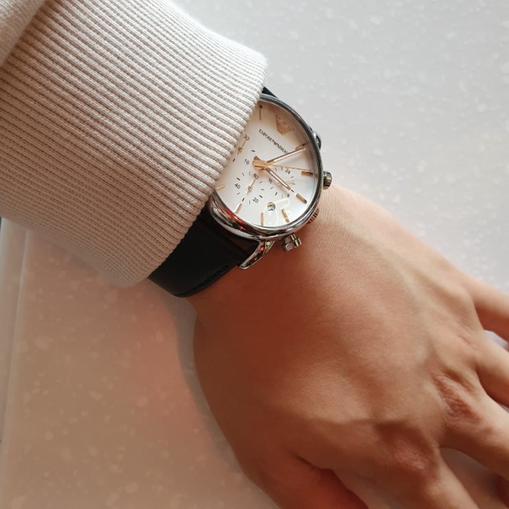 흰색 와이셔츠 위에 아이보리 맨투맨 검은색 손목 시계 후기